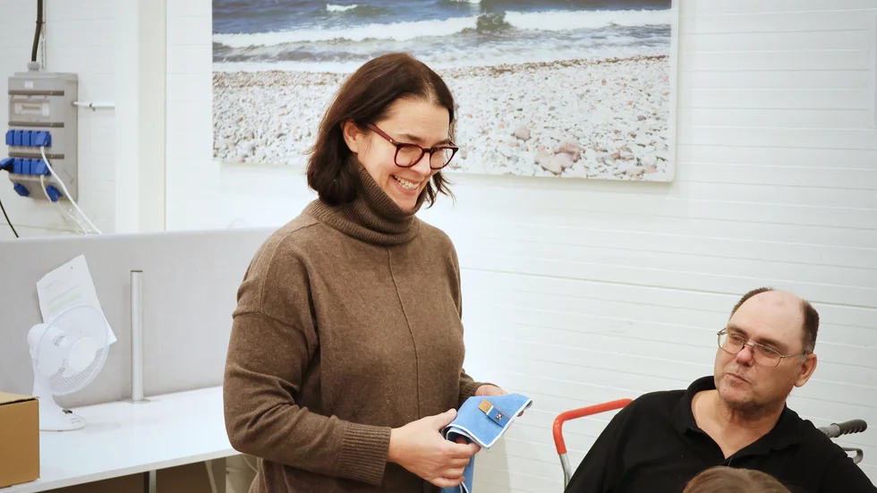 Sara Revell Ford och Samhall-medarbetaren Benny Jakobsson. ”Jag tror att det är oerhört viktigt som vd för ett så här stort bolag att hela tiden vara ute för att fånga upp tankar och signaler”, säger hon. 