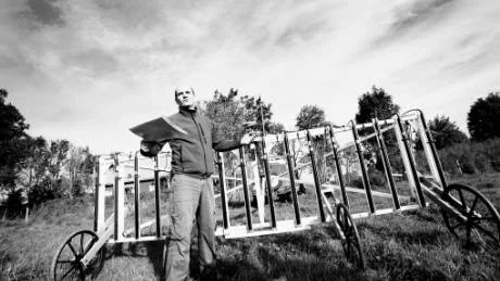 Scannare. Knut Rasman från Tysklands arkeologiska institut är på Gotland med en närmast världsunik scanningutrustning. "Med den här kan vi få förståelse för hela landskapet, inte bara enskilda utgrävningsplatser", säger Knut Rasman.                            Foto: Petra Jonsson