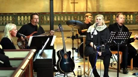Kyrkrock. Lee Gotvik, sång, Danjel May på gitarr, Stefan Magnusson på bas, Anton Engdahl på trummor och Anna Söderberg, klaviatur, framförde musiken.