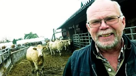 Prisad. Kent Karlsson tycker att kor är det bästa djuret. "Det är mycket skötsel, men de betar bra och är trevliga att ha att göra med", säger han. Foto: Petra Jonsson
