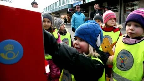 Tomtens brevlåda. De första breven från Gotland till tomten i Tomteboda postades i går i  tomtens röda brevlådan på Öster i Visby.Foto: Henrik Radhe