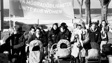 På marsch. Annamaria Bauer och Lena Celion höll i banderollen när 25 barnvagnar i går rullade från Almedalen till Östercentrum. RFSU kräver att regeringen satsar mer för att minska mödradödligheten i världen.Foto: Henrik Radhe
