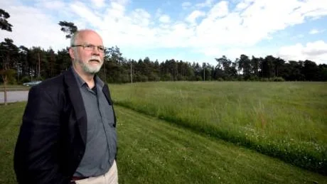 <7GT_Bildrubrik>FÖRSENAT BYGGE.</7GT_Bildrubrik> På ängen som Per-Åke Sandsjö, chef för Konsum Gotland, visade i somras blir det parkeringsplatser. Stormarknaden kommer att byggas längre ner där skog nu växer. Men nu försenas bygget ytterligare efter nya överklaganden.                                     foto: bengan zettergren/arkiv
