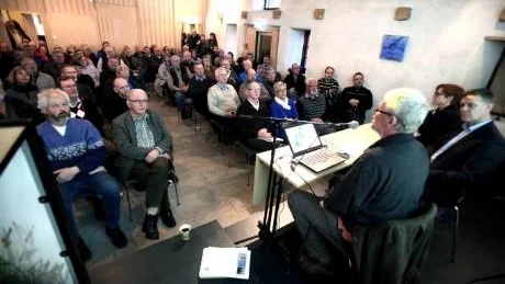 Fullsatt. Ett hundratal personer trängdes om utrymme i såväl lokalen som i debatten när länsstyrelsen bjöd in till diskussion kring strandskyddet på Storsudret. Länsstyrelsen föreslår en förändring inom blott åtta områden, en del utökningar men också lättnader i strandskyddet.