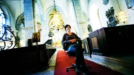 Åsa Höjer älskar kyrkorummet och beskriver sig själv som "kristen till kulturen". Hon jobbar sen två år som kommunikatör i Visby domkyrkoförsamling.