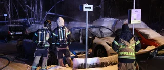 Tre bilar stod i lågor i Uppsala