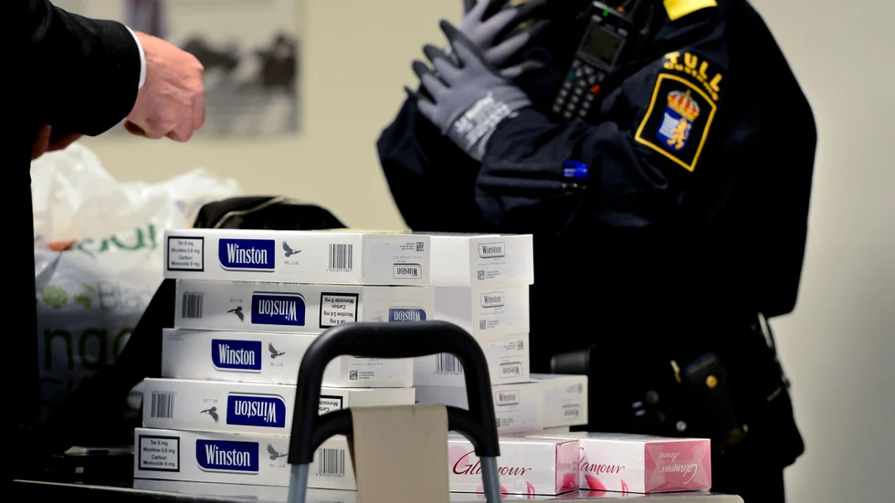 En resenär får fyra månaders fängelse för att ha försökt att smuggla cigaretter genom tullen på Arlanda. (Arkivbild) 