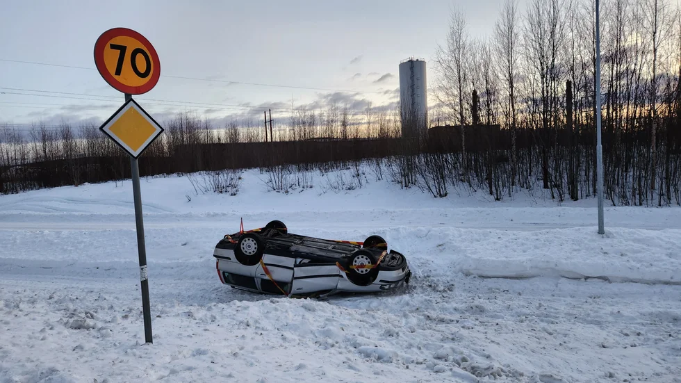 Bil på taket på gång- och cykelvägen invid industrileden vid värmeverket/återvinningen.