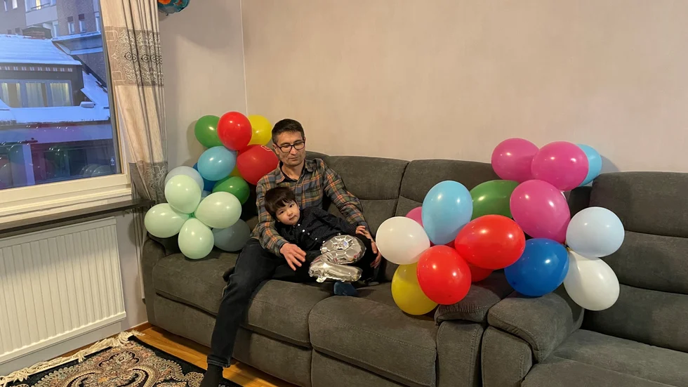 Familjen Salimi bjöd in till kalas under söndagen för att fira att sonen Adrian fyllt två. Men kalaset fick avbrytas, efter att en synål hittat i korvbrödet Adrian precis ätit på. Nu vill familjen varna andra.