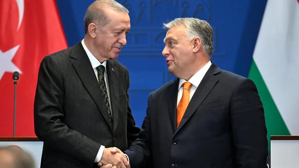 Turkiets president Recep Tayyip Erdogan och Ungerns premiärminister Viktor Orbán. Turkiet och Ungern är de enda länderna som ännu inte godkänt den svenska Natoansökan. Arkivbild.