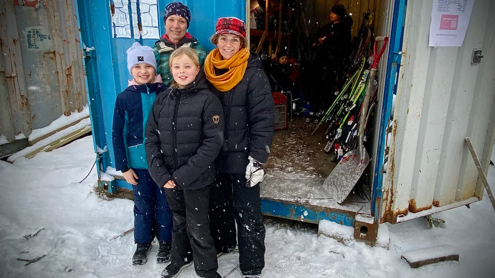 Tjejerna Linnea Piechal och Märy Stenlund drog med Linneas mamma Laura för att stå i backens kiosk för att de själva vill jobba där. "Och hur hamnade jag på skiduthyrningen?!", skrattar Anna-Karin Lannek-Egebark som gör sitt tredje pass.
