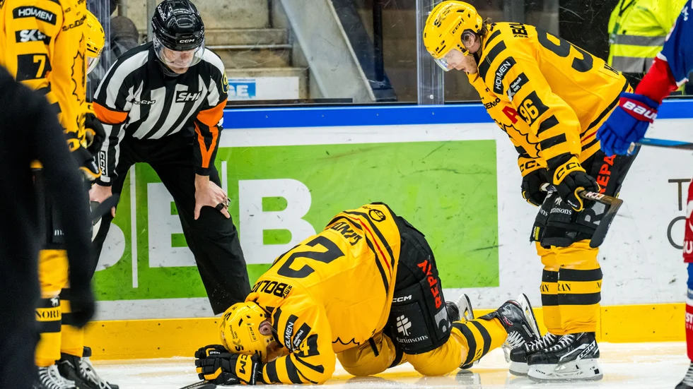 Oscar Lindberg landade olyckligt och tvingades kliva av för att kollas till mot Oskarshamn.