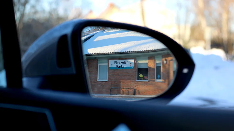 Personalomsättningen på förskolan Parken har varit ovanlig hög i perioder. Det uppges av föräldrar ha lett till utåtagerande barn som mår dåligt. Samtidigt menar Yvonne Larsen, verksamhetschef för förskolorna i Motala kommun, att många trivs på förskolan.