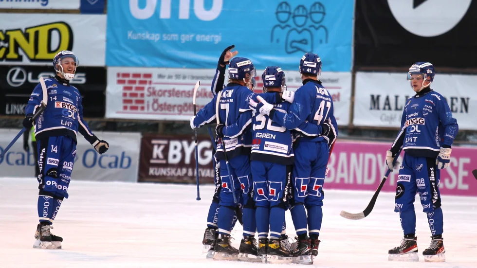 IFK Motala jublar efter ett av målen i första halvlek mot Gripen-Trollhättan. Det var två viktiga poäng som togs före nyår.