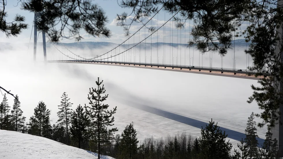 Ångermanälven rinner genom bland annat Åsele kommun på sin långa väg söderut mot utloppet i Bottenhavet. På bilden ser vi Ångermanälven passera Ådalen med den fina Höga Kusten bron i fin vinterskrud. 