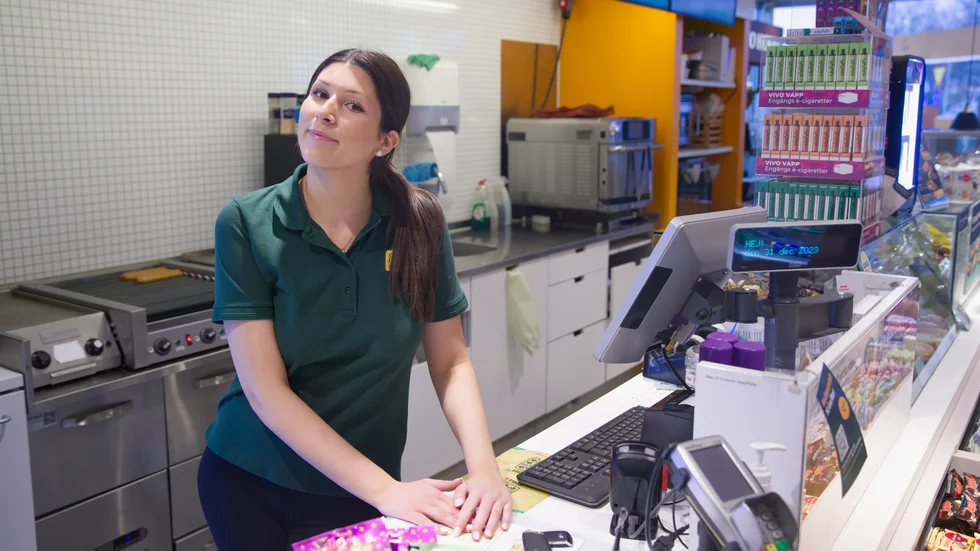 Emma Custovic jobbar på Preem i Motala. Hon upplever inte att det är fler som tankar nu, när bränslepriserna sänkts, men hon tror att det kommer märkas när vardagen kommer i gång igen. Även vid mindre prissänkningar brukar hon märka av att fler tankar. ”Folk säger att de ’måste passa på nu, man vet inte om de går upp igen’”, berättar hon. ”Folk har koll, bara det sänks jättelite kommer folk och tankar.”