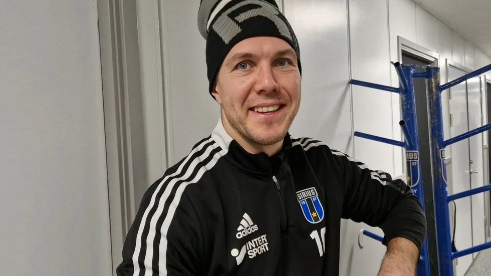 Ted Bergström lindar klubban utanför Sirius omklädningsrum på Helsingehus Arena i Söderhamn.
