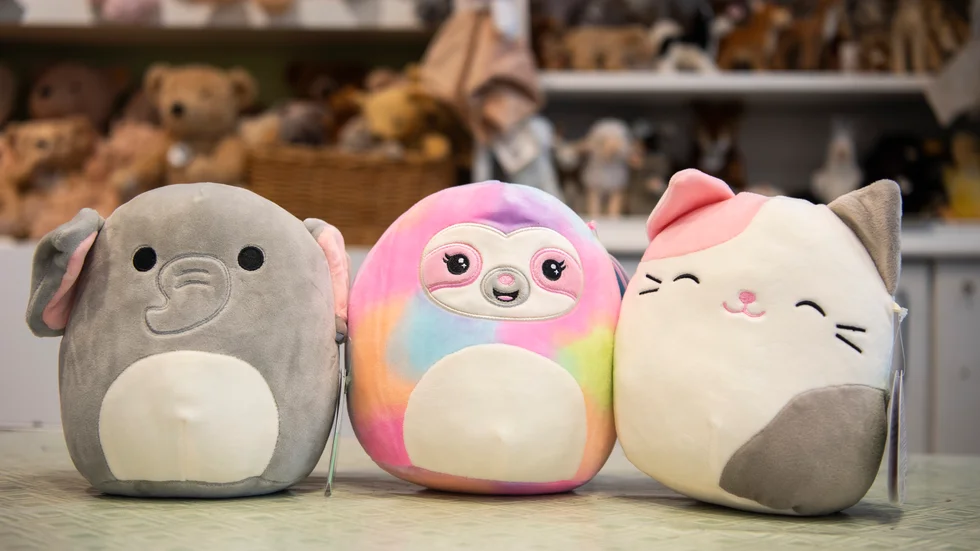Tre varianter av mjukisdjuret squishmallows. Arkivbild.