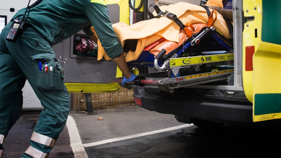 Region Uppsala har infört skottsäkra västar i ambulansen. Arkivbild.