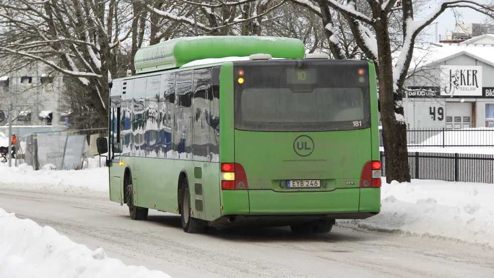 Det ovanligt kalla vädret har orsakat svårigheter för stadsbusstrafiken i Uppsala.