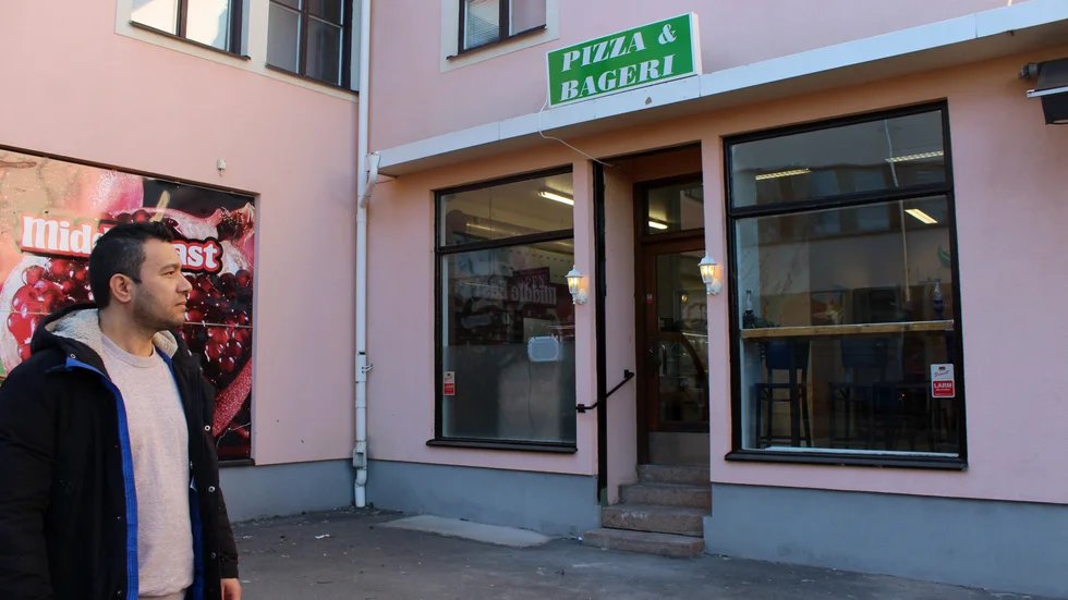 Sultan Almuhsen står utanför sin nyrenoverade pizzeria och hoppas på att han snart ska få öppna verksamheten.