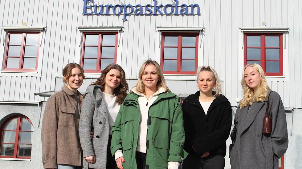 I sitt företag har tjejerna olika roller. Från vänster: Virginia Skullman, marknadschef, Mimi First Carr, ekonomichef, Elsa Lundblad, vd, Maja Eriksson, administratör, och Alice Ekblom, kommunikatör.