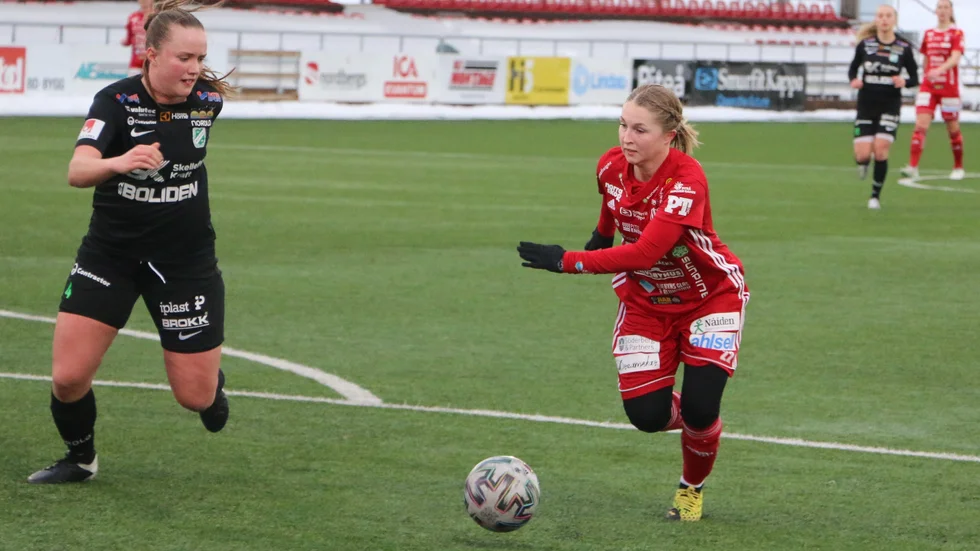 Efter 0–6-förlusten mot Piteå väntar extrainsatt möte mot Umeå IK för Wilma Stenmans (t.v) Morön. 