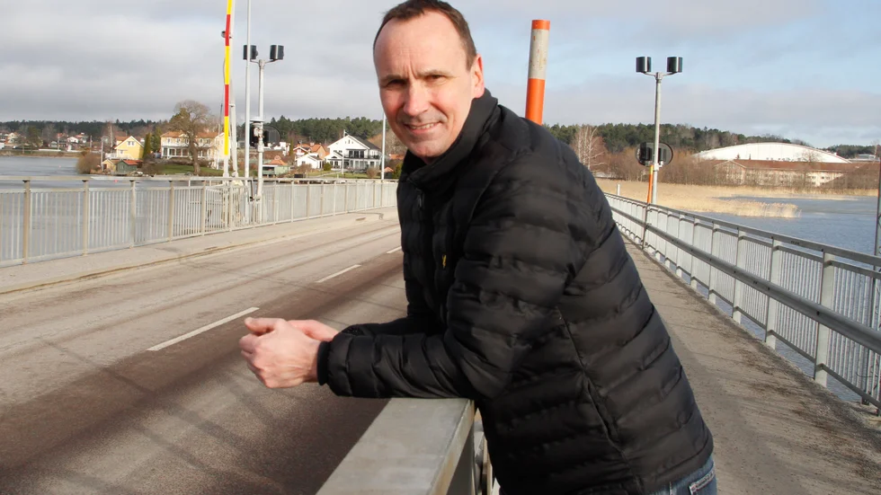 Peter Koskenkorva, som bor i staden, höll på att bli strandsatt när bron öppnades halvmaratonloppet i Strängnäs den 24 maj 1999.