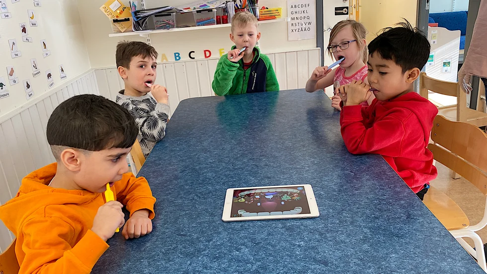 Mervan, Yabel, Bastian, Sophia och Andre är några av barnen på Sagogrändens förskola i Enköping som borstar tänderna efter maten varje dag.” Annars kan tänderna gå sönder och bli bruna” förklarar Yabel.