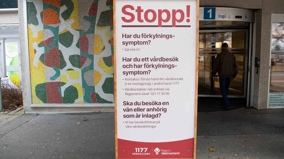 En stor skylt i entrén till Västmanlands sjukhus i Västerås uppmanar människor att iaktta coronarestriktioner. Arkivbild.