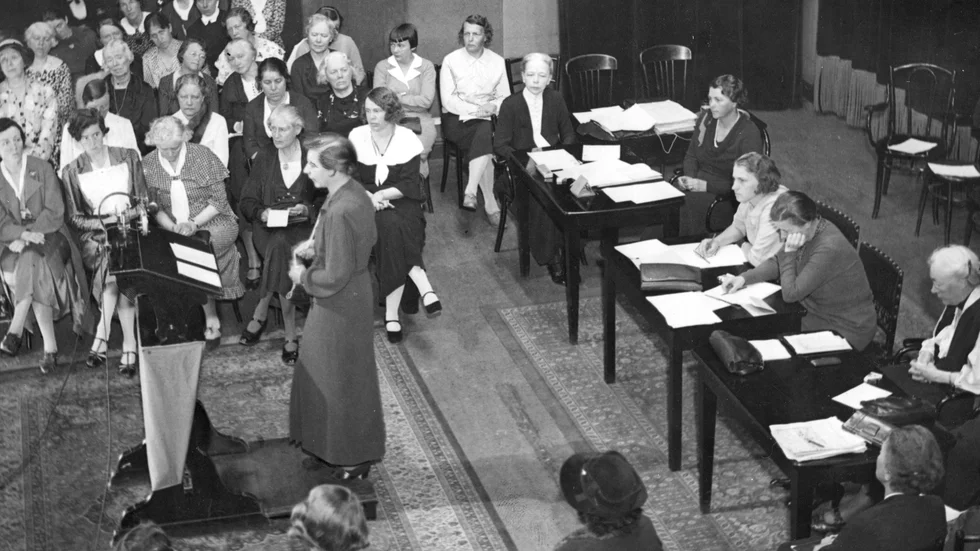 Elin Wägner, en av alla kvinnor som gått före i kampen för jämställdhet. Här talar hon på ett fredsmöte 1935.