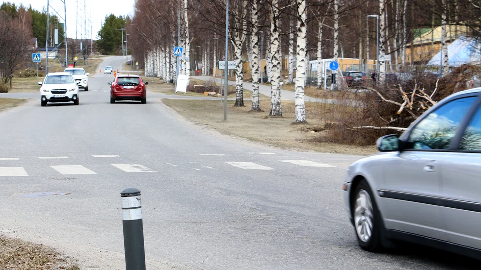 Skribenten tycker inte om att bilister genar i vänsterkurvor och korsningar. (Arkivbild)