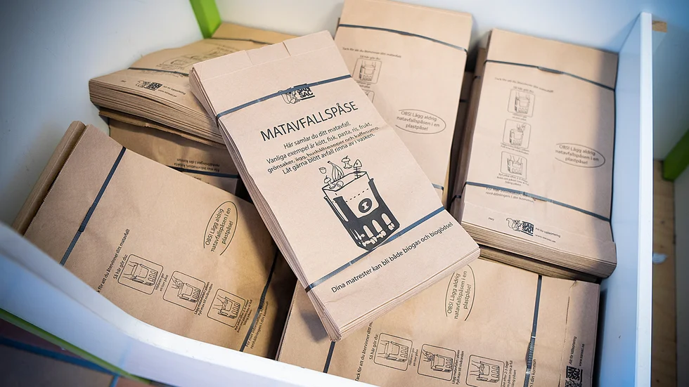 Papperspåsen för matavfall fungerar bättre än majspåsen, menar skribenten.