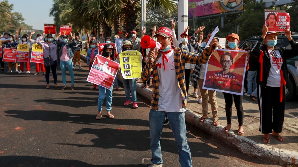 Demonstranter i Rangoon i Myanmar under onsdagen.