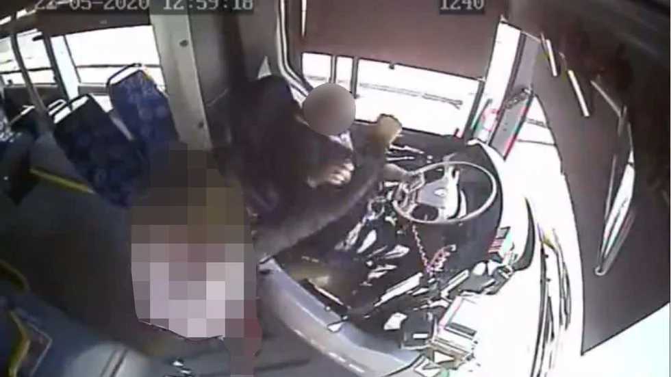 På en av de övervakningsbilder som åklagaren hämtat från bussens övervakningsfilm syns hur kvinnan måttar ett slag mot busschauffören.
