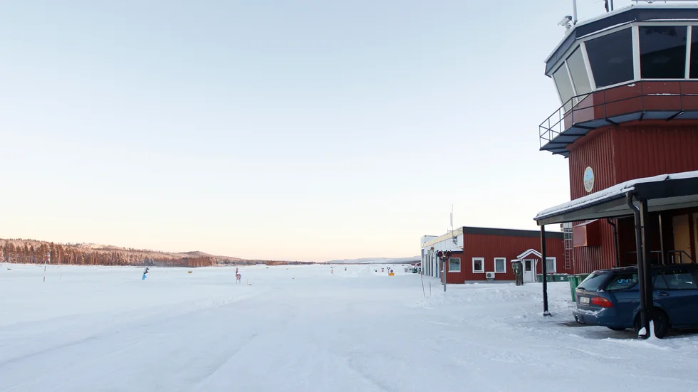 Landningsbanan gjordes om helt senast i somras. Nu går det inte längre landa säkert på den längre på grund av sprickor både tvärs över och längs efter hela banan.