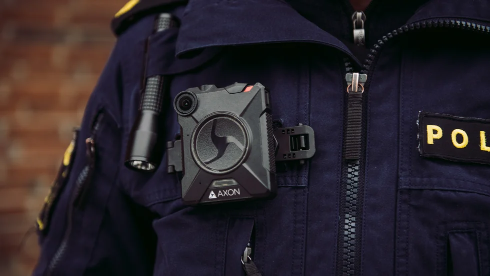 I Sverige har poliserna tillgång till totalt 1 650 kroppskameror. Filmer från polisers kroppskameror har använts som bevis vid rättegångar om mord och mordförsök i Uppsala.