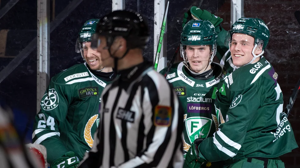 Olle Lycksell (mitten) kramas om efter att ha avgjort i förlängningen.