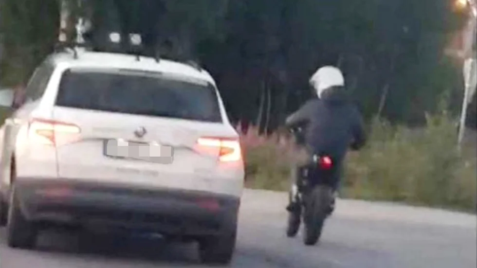 En kamrat till 17-åringen filmade delar av händelseförloppet, här ses mopedisten intill väktarens bil bara sekunder innan kollisionen.