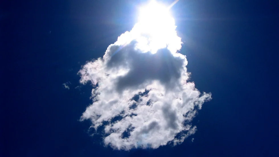 Måndagen väntas bli huvudsakligen solig med temperatuer mellan fem till tio grader.