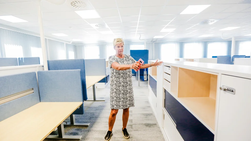 Stadsbyggnadschefen Helén Wiklund Wårell visar runt i kontorslandskapet. Alla anställd har ett eget skrivbord och en hyllsektion. 