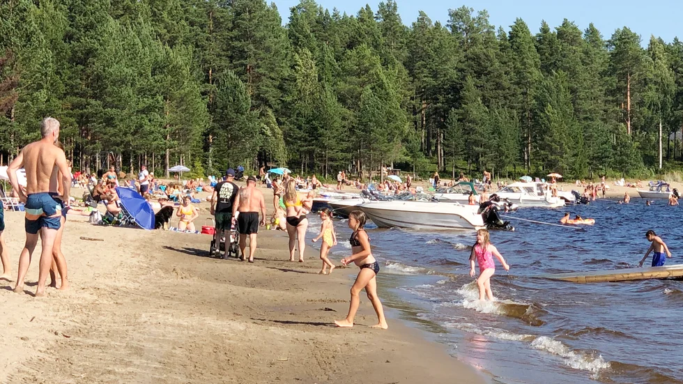 Badplatsen Gullsand nordöst om Skellefteå lockade många besökare förra helgen. Vid stränder utförs inga trängselkontroller. 
