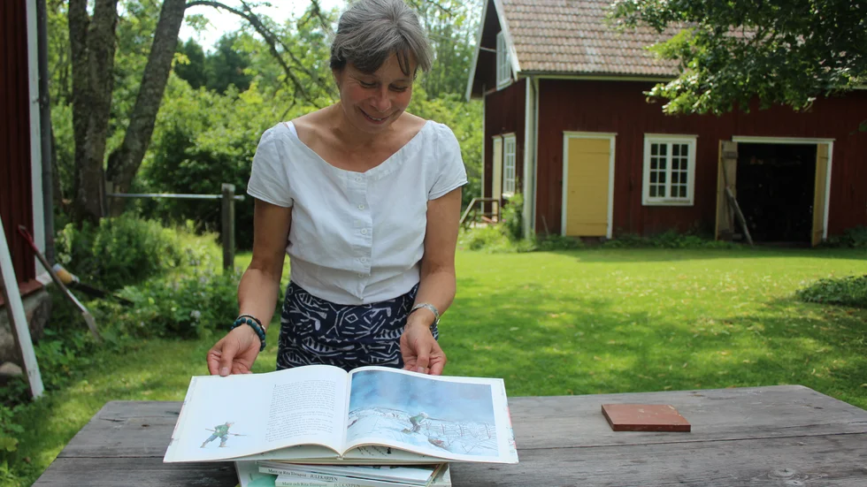 "När Bäckhultarn for till stan" byter namn till "När Johan fick en liten kalv" i nyutgåvan. Marit visar upp teckningen som kommer att bli det nya omslaget. 