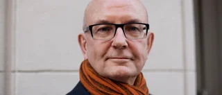 Peter tar cykeln på klassresan genom samhället  