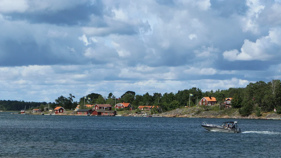 Mordfyllda moln hopar sig över Arkösund i Martin Perks debutbok "Kroka". Perk har skapat en deckare som nog kommer att ta plats i den stenhårda konkurrensen skriver Folkbladets Widar Andersson.