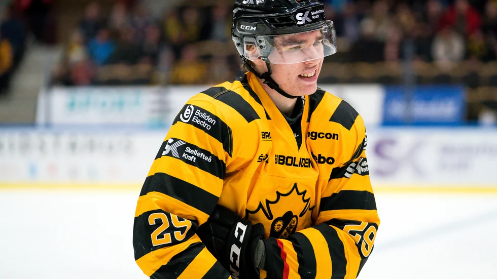 Albin Sundsvik är en av 13 uttagna forwards till Juniorkronornas läger i slutet av augusti.