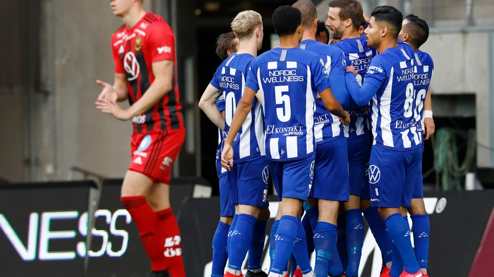 August Erlingmark grattas efter 1–0-målet mot Östersund. I slutet räddade han en poäng genom 2–2-kvitteringen mot Östersund.