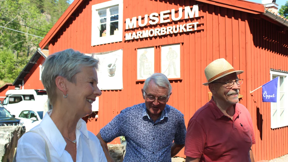 En bild från i förfjol, när dåvarande landshövdingen Elisabeth Nilsson var på besök. I mitten  Åke Wintenby  och Denny Lawrot från hembygdsförbundet.