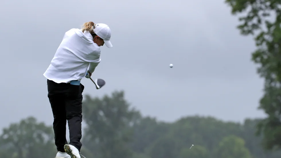 Danielle Kang slår ut på andra hålet på den publikfria tävlingen i Toledo, Ohio.