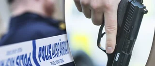 Tre ungdomar rånade med pistol vid skola